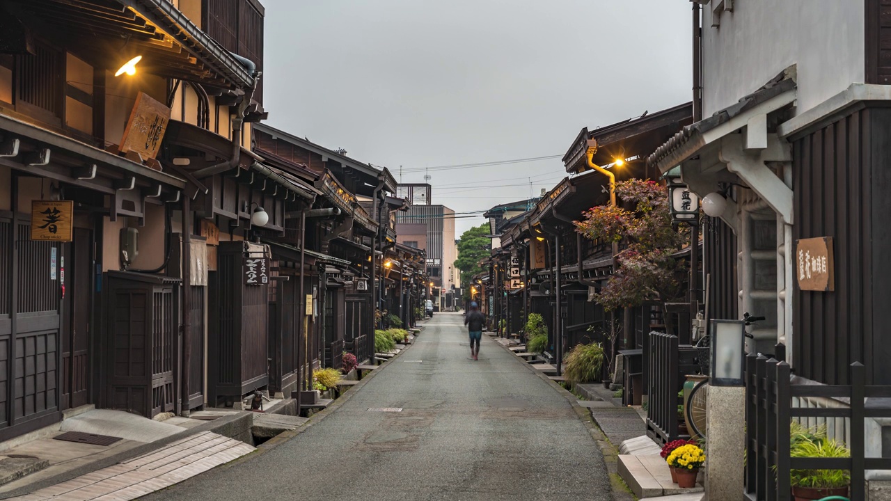 日本高山岐阜延时4K，高山老城三町街的城市天际线从夜到日的时间间隔视频素材