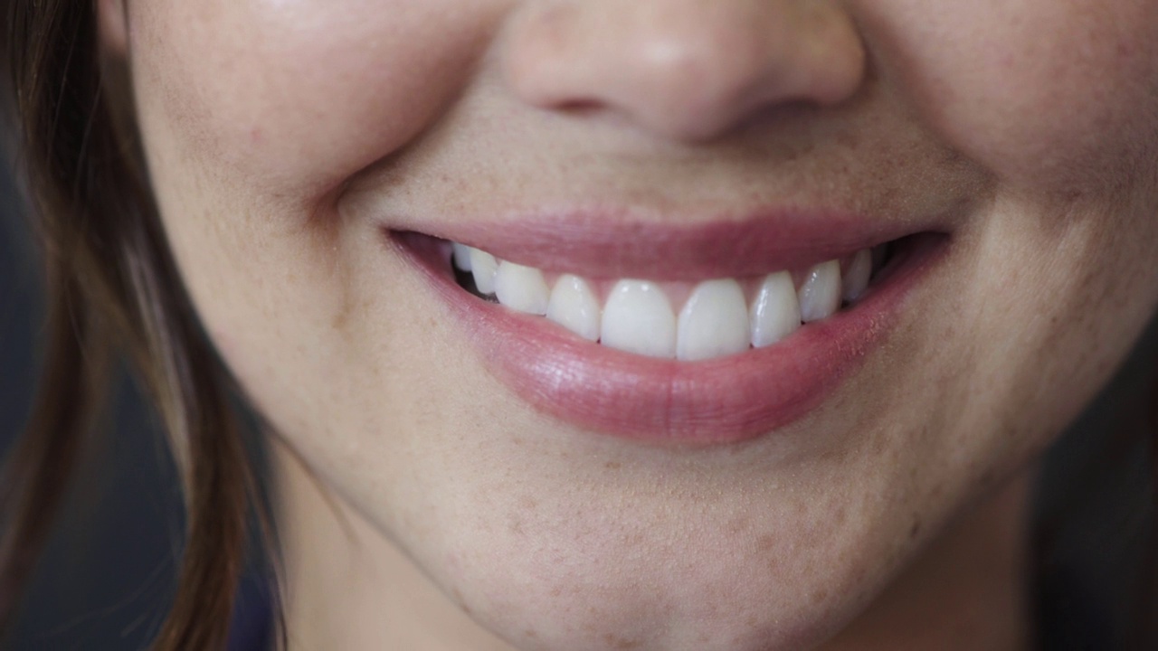 口腔、微笑和牙齿护理的女性清洁牙齿和口腔卫生特写。嘴唇，牙齿和女性牙齿的健康和护理，美容保健和牙齿美白后的口腔健康视频下载