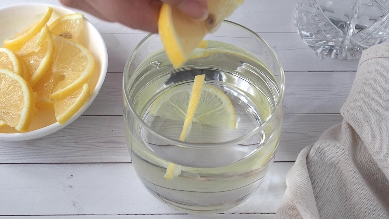 一杯水加柠檬汁。配制一种滋补性软饮料。视频素材