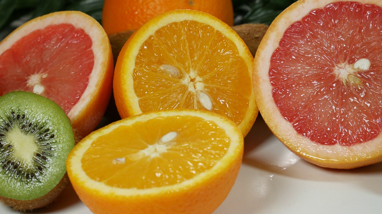 桌上有柑橘类水果视频素材