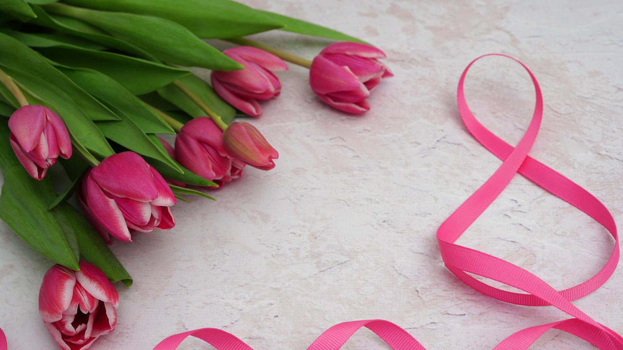 图8的粉红色丝带和郁金香花在轻混凝土背景。庆祝国际妇女节视频购买