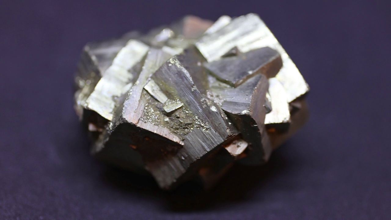 微距拍摄的黄铁矿矿物从马达加斯加在紫色背景视频下载