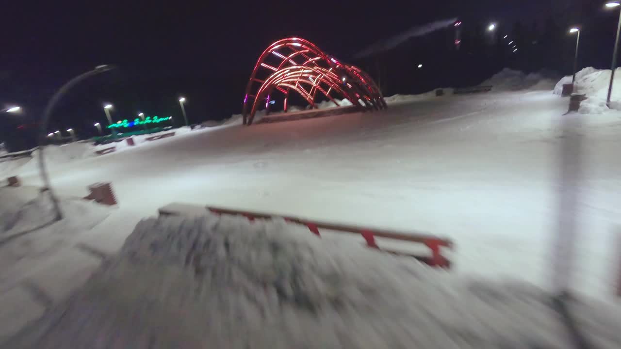 小径上厚厚的积雪装饰了公园视频下载