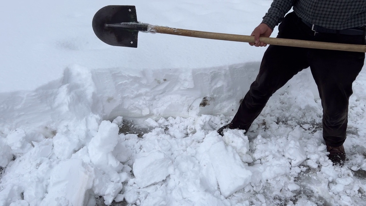 男子正在清理雪视频下载