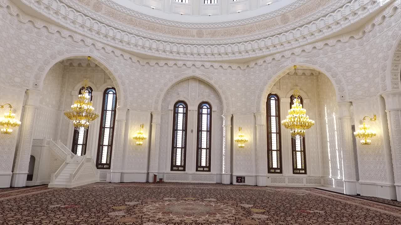 放大现代宫殿内部的宏伟景象视频下载