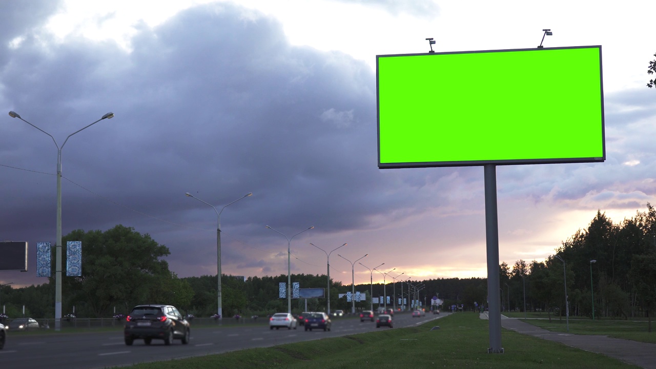 模拟概念。高速公路上的绿色广告牌，以夜空为背景。视频下载