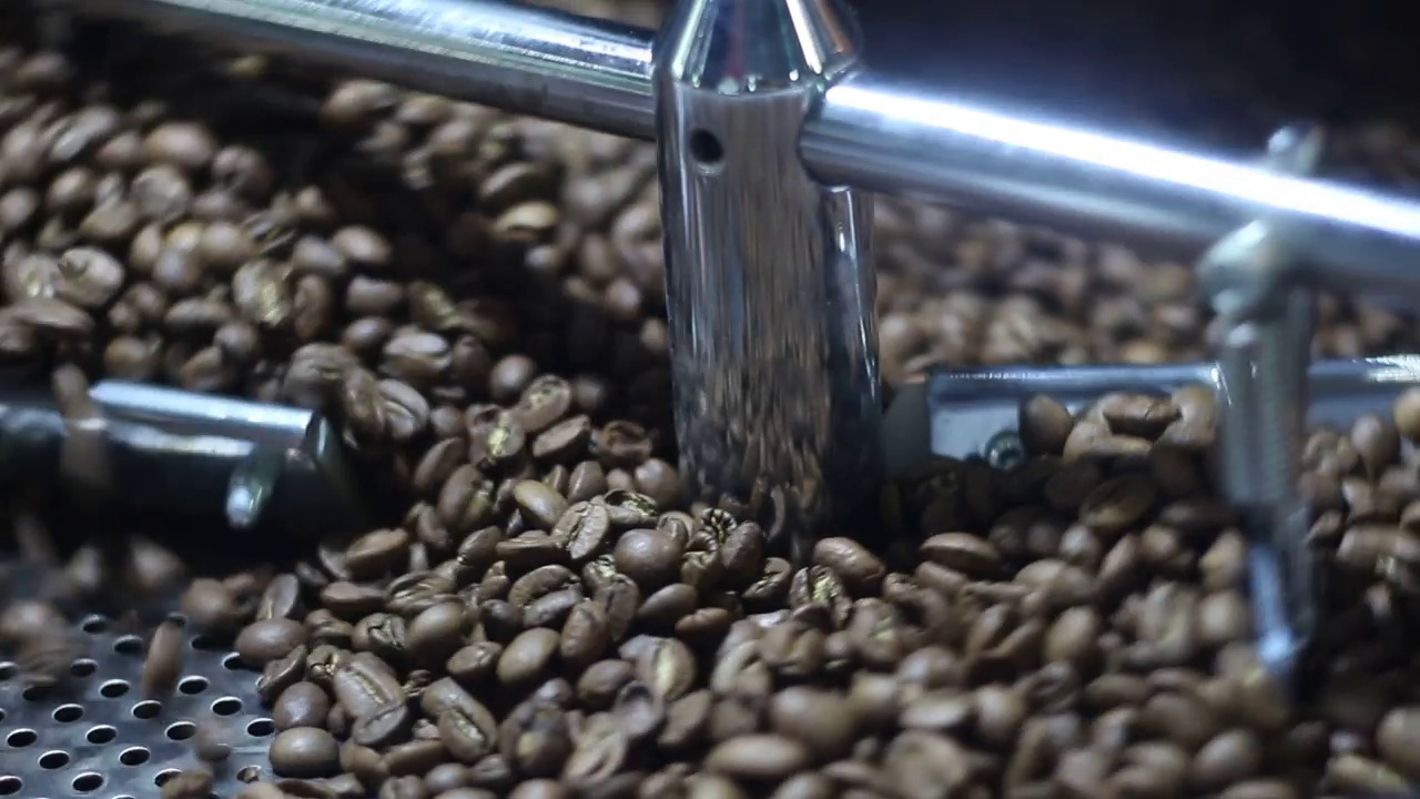 用于烘焙和混合咖啡的机器视频下载