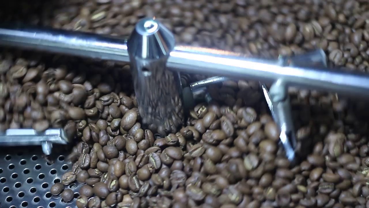 混合咖啡豆的现代机器视频下载