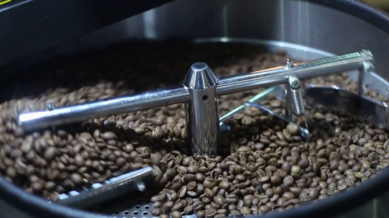 煎煮和混合咖啡的现代机器视频下载