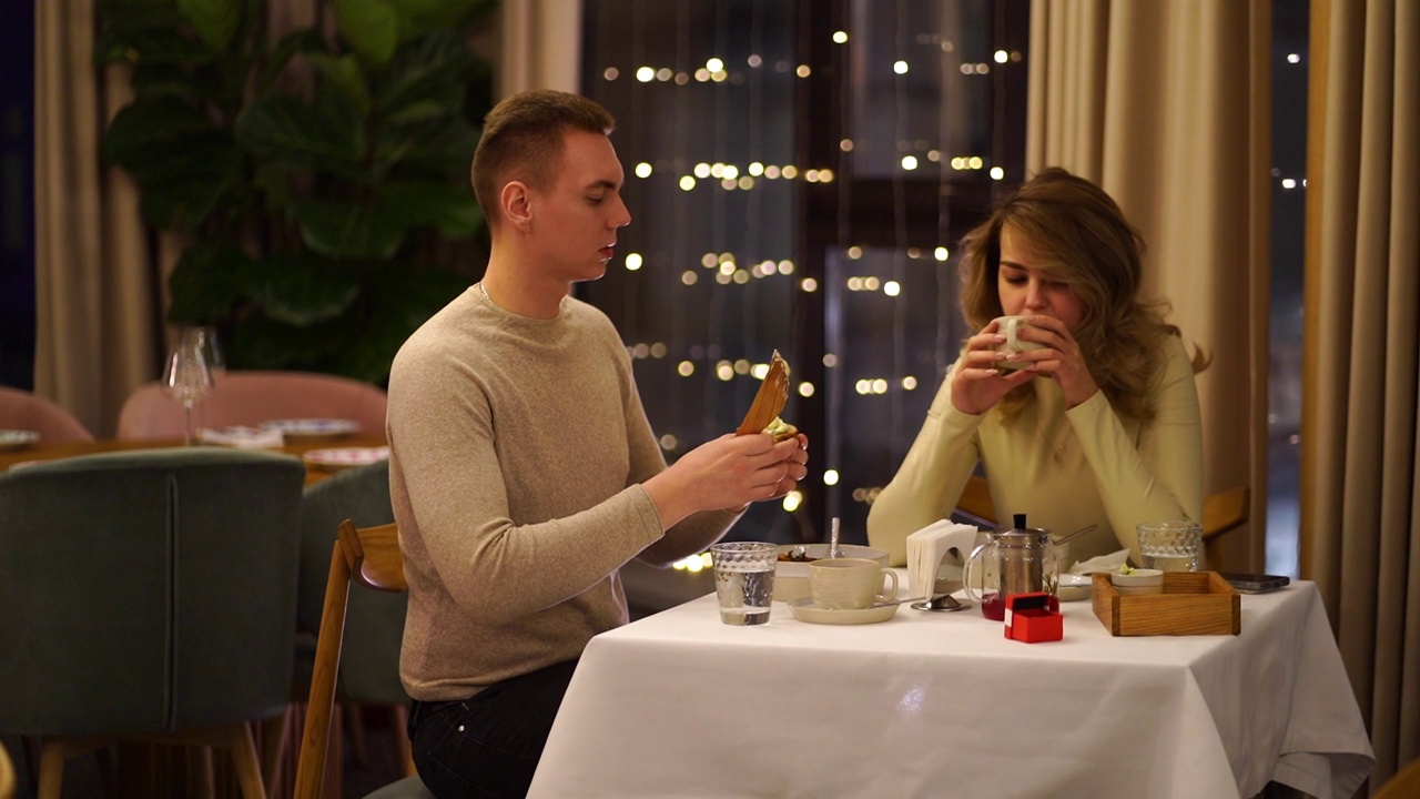 情人节那天，一名男子和他的女朋友在一家餐馆吃晚餐视频下载