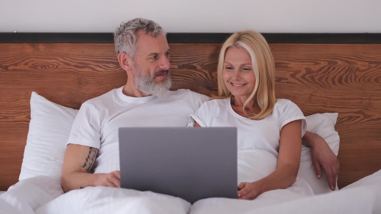 幸福的老夫妇在网上购物。慢动作视频下载