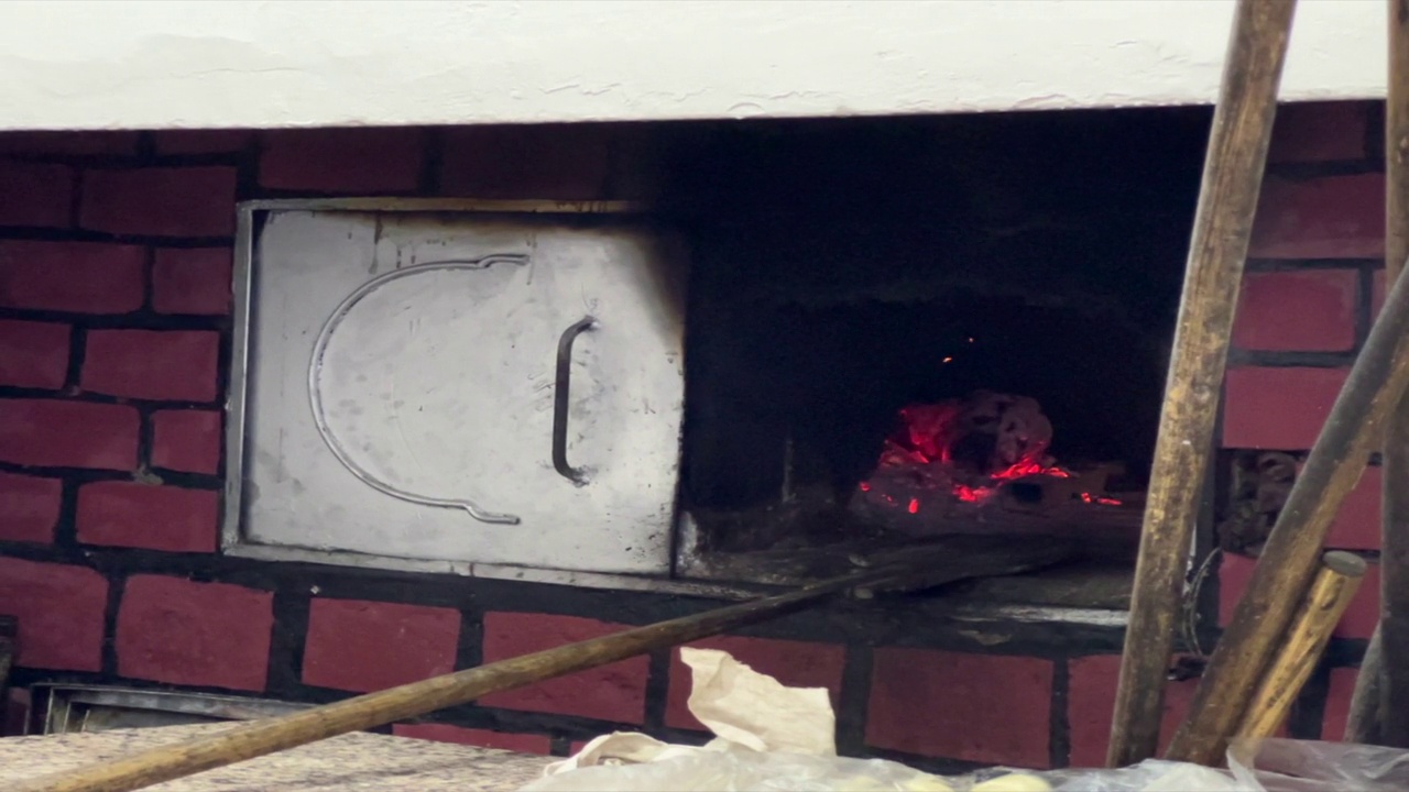 舍夫沙旺面包烤箱里的热火视频下载