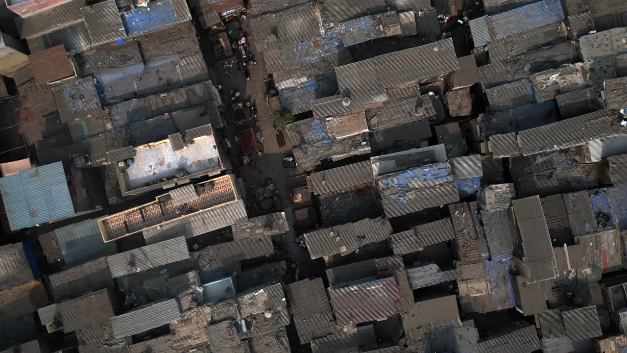 在孟买，马哈拉施特拉邦，印度的达拉维贫民窟旋转的自上而下鸟瞰图视频下载
