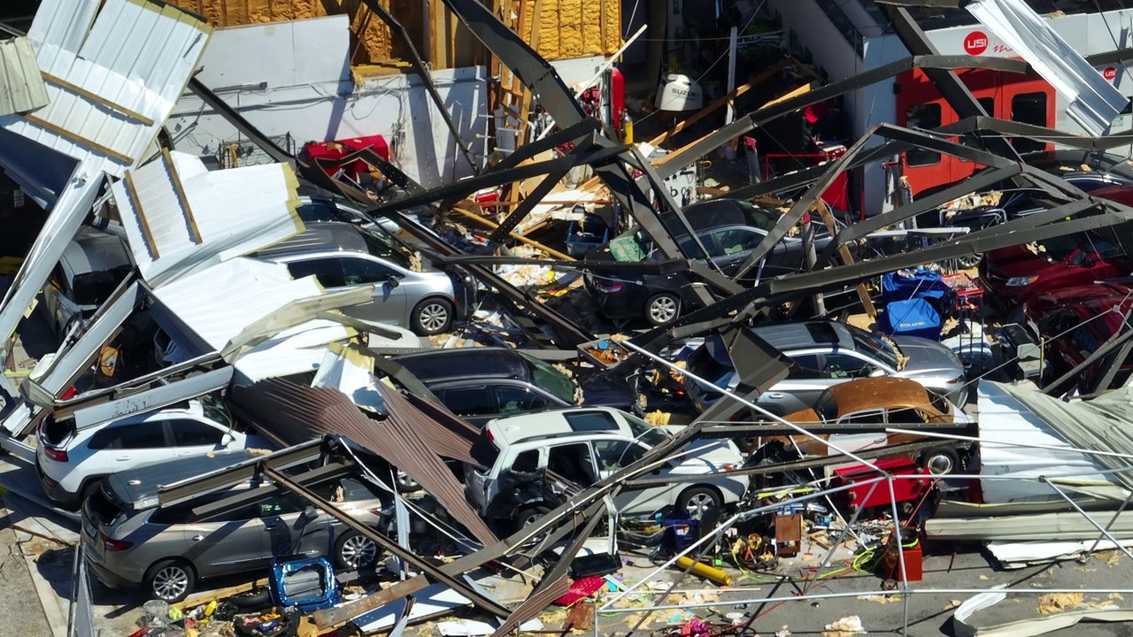 飓风伊恩摧毁了佛罗里达州废墟下的工业建筑和受损的汽车。自然灾害及其后果视频下载