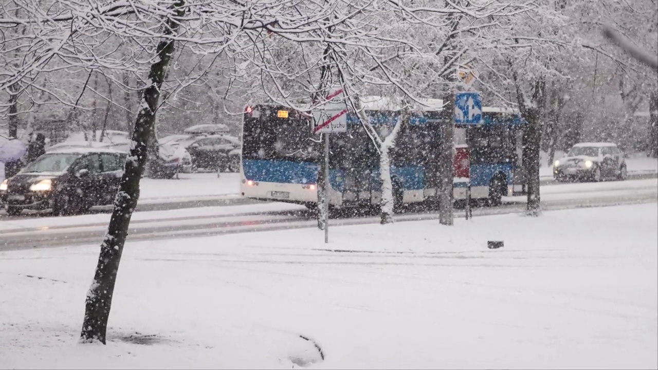 雪路上的蓝色巴士视频下载