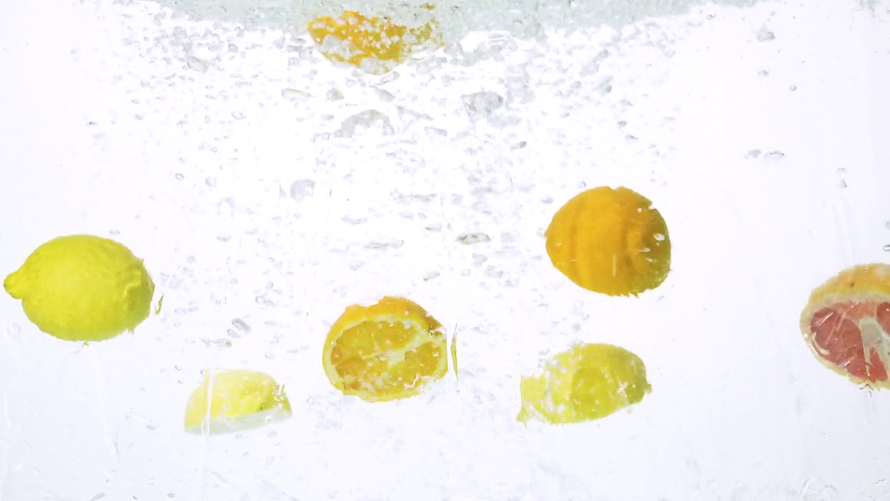 饮料和目标-将各种水果放入水中视频下载