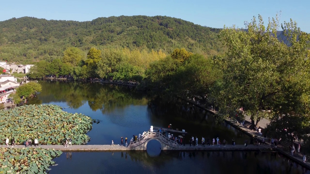 黄山老城区湖泊和传统中国建筑的航拍视频视频素材
