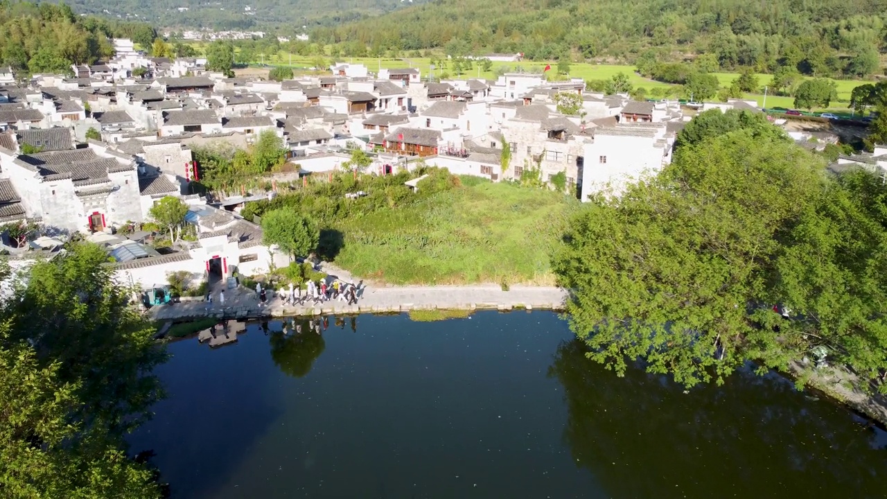 黄山老城区湖泊和传统中国建筑的航拍视频视频素材