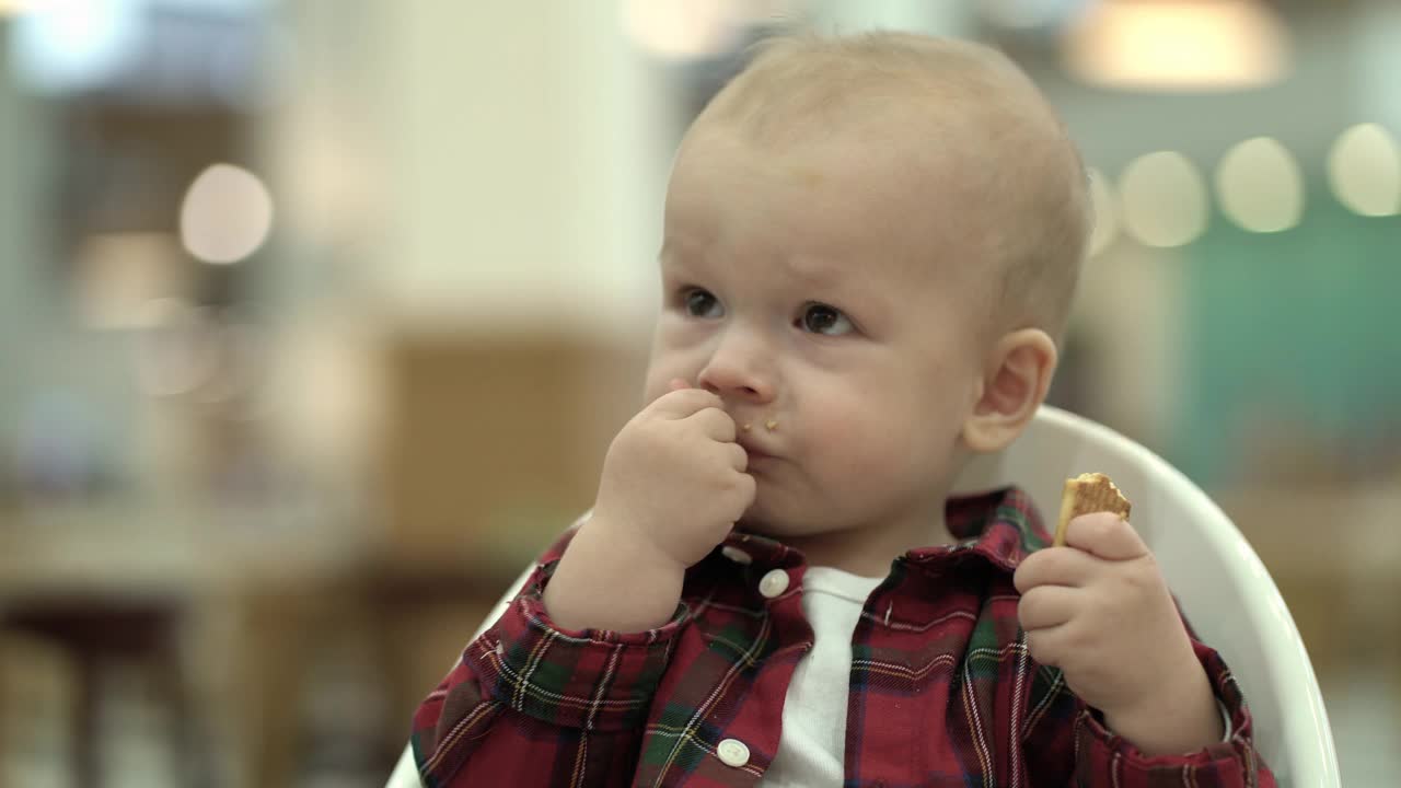 一个小男孩吃婴儿饼干的画像视频下载