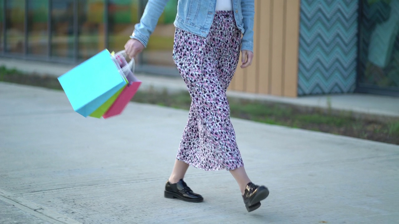 一个手里提着包的女人从商店回家视频下载