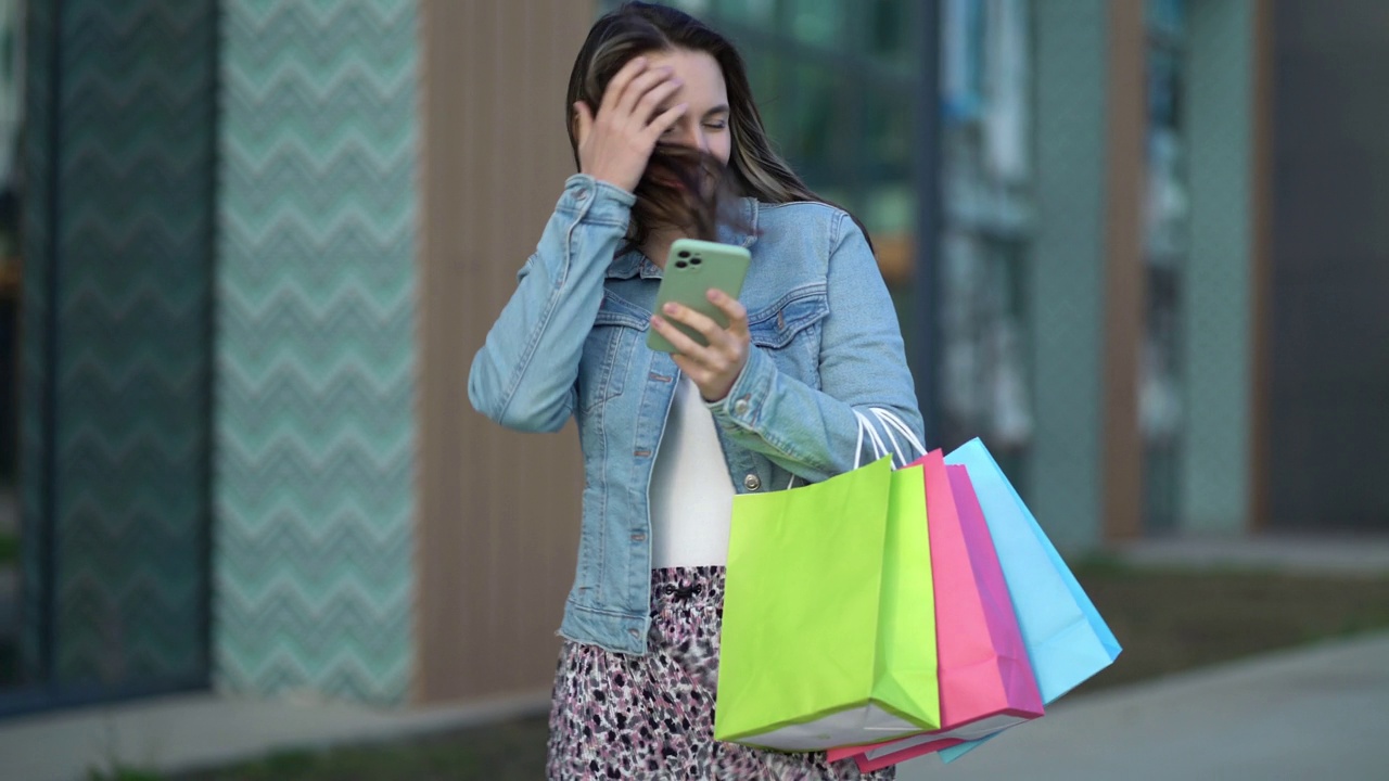 女人从购物中获得快乐，在与女友聊天中分享情感。视频下载