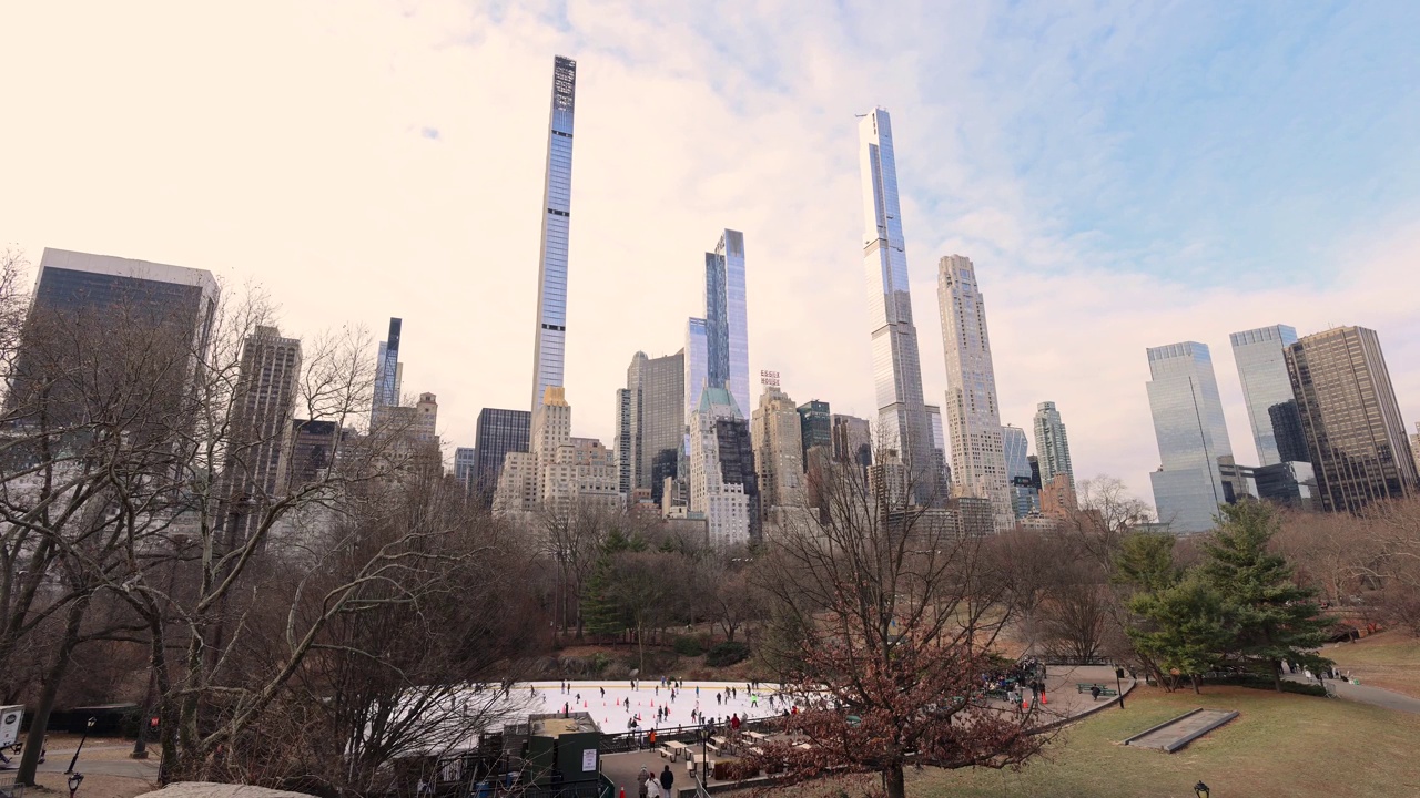 美国纽约市，位于曼哈顿上西区和上东区的纽约市中央公园，展示了世界上最瘦的摩天大楼施坦威塔视频素材