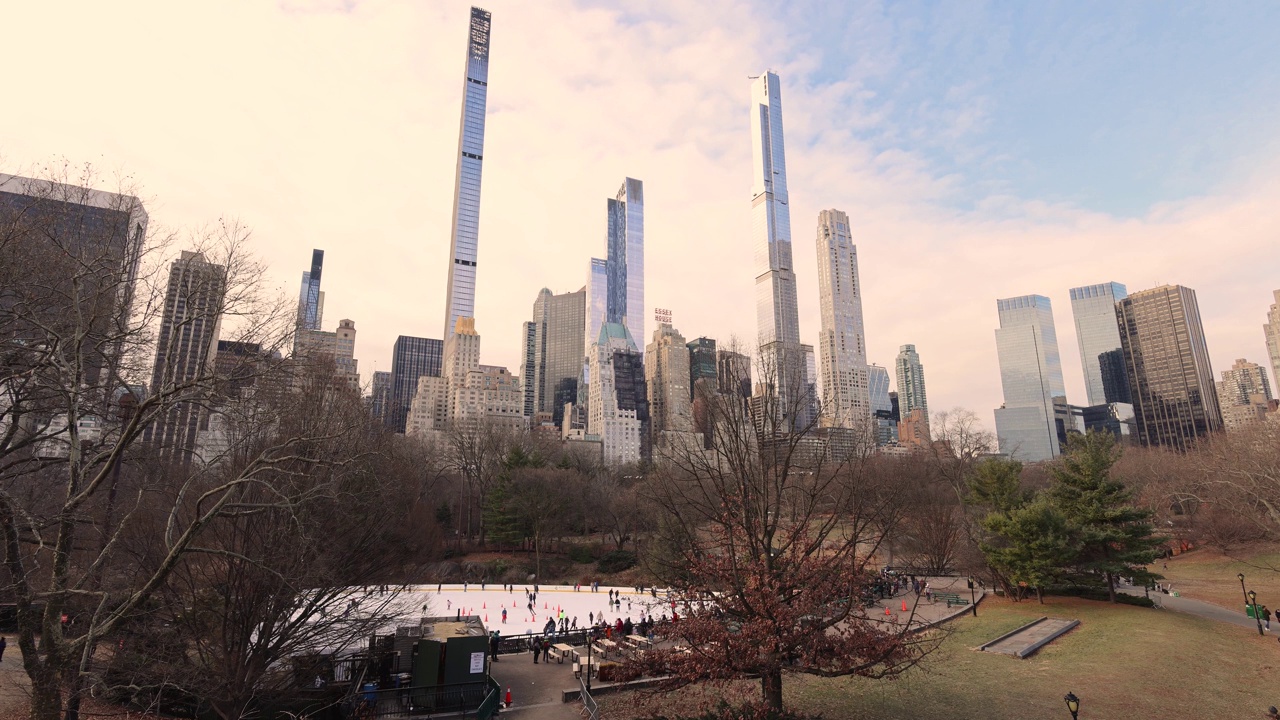 美国纽约市，位于曼哈顿上西区和上东区的纽约市中央公园，展示了世界上最瘦的摩天大楼施坦威塔视频素材