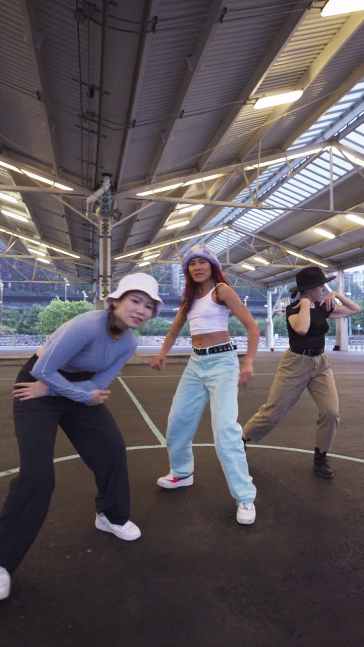 专业舞者-四名妇女在街上跳舞视频下载
