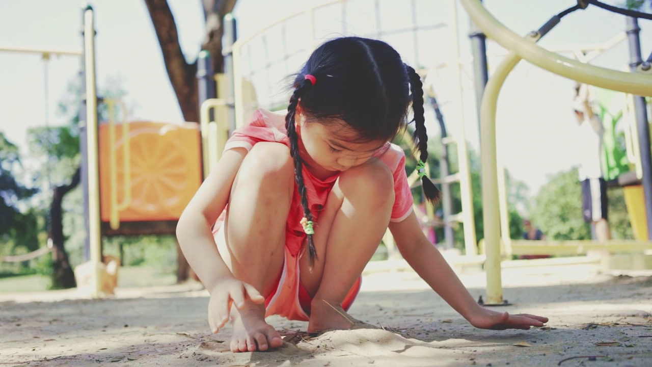 小女孩在后院玩沙子视频下载