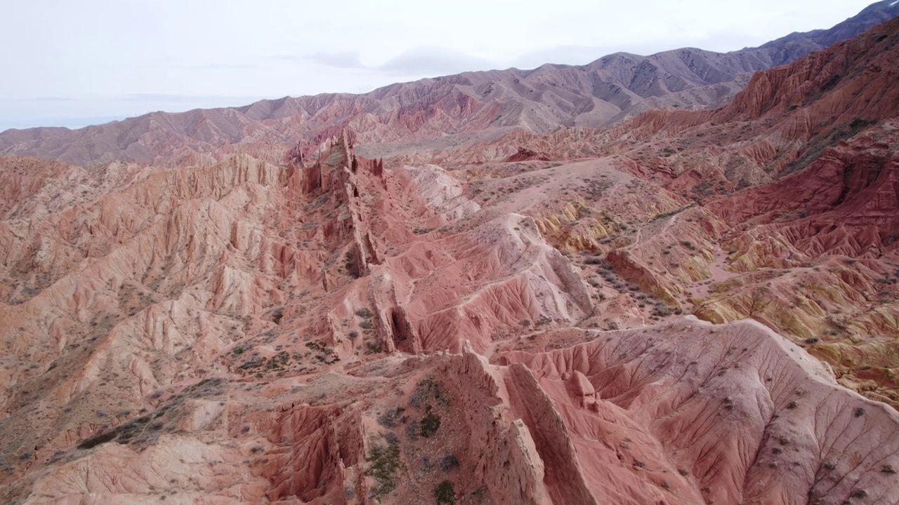 吉尔吉斯斯坦峡谷的童话故事。火星风景视频下载