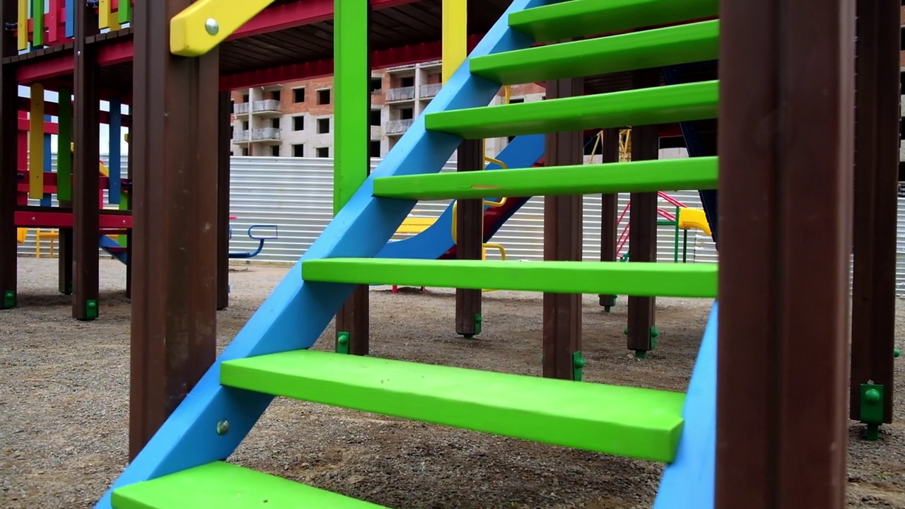 操场上五颜六色的木制儿童城市。低角度视图。建筑在建筑在背景。视频素材