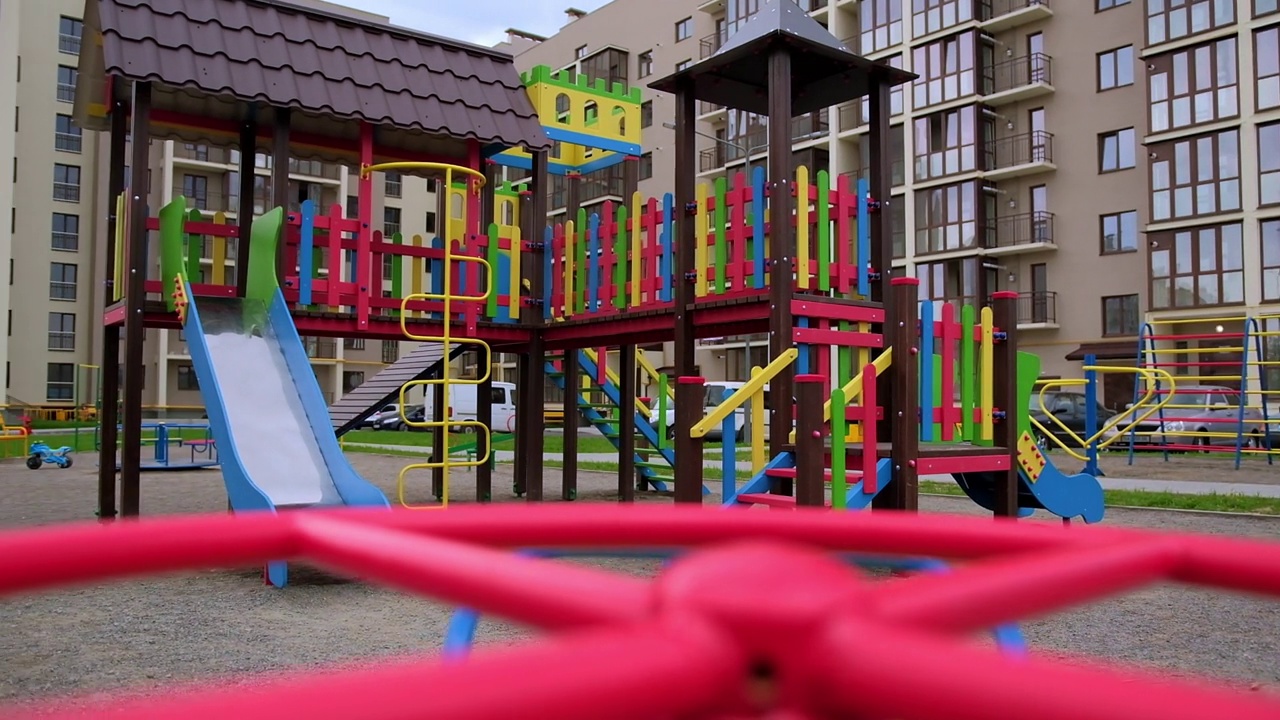 在儿童游乐场荡秋千。聪明孩子的地盘在住宅区的中间。视频素材