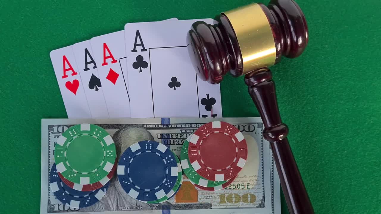 法官用木槌和扑克牌扑克牌筹码放在绿色桌子上视频下载