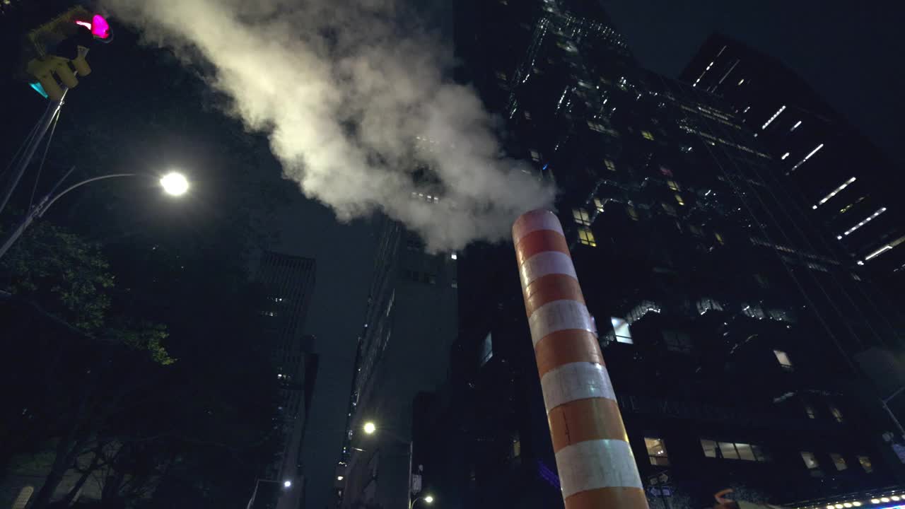 纽约市夜晚的条纹蒸汽管道视频素材