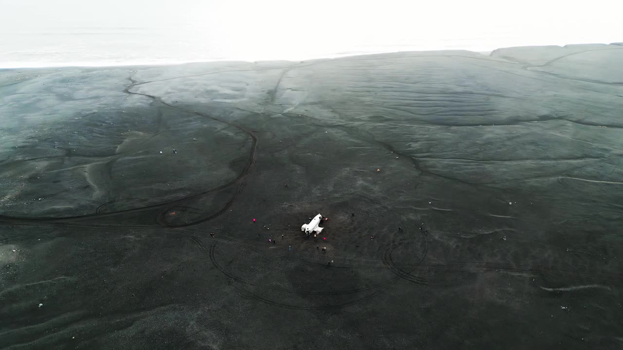 在Solheimasandur海滩上遗弃的旧坠毁飞机视频下载