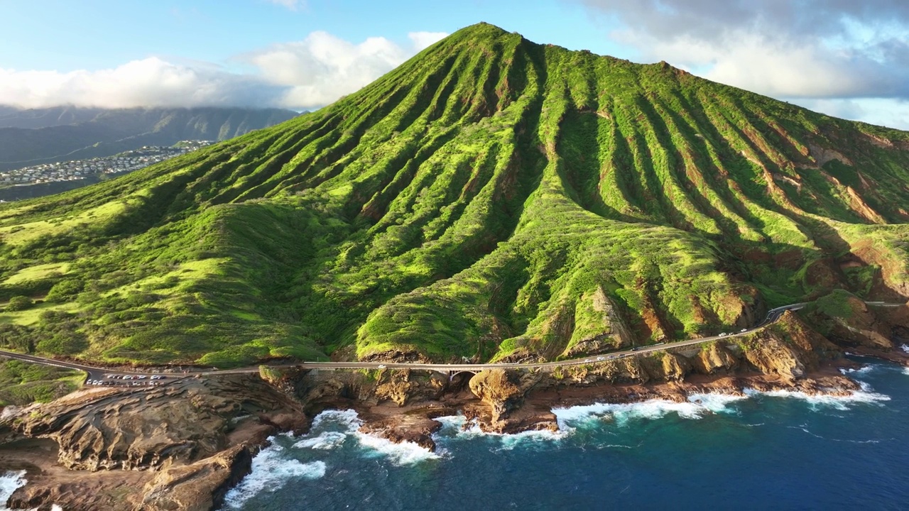 鸟瞰图科科头陨石坑。无人机夏威夷海岸公路。瓦胡岛旅游地标，靠近夏威夷凯和火奴鲁鲁威基基岛。视频下载