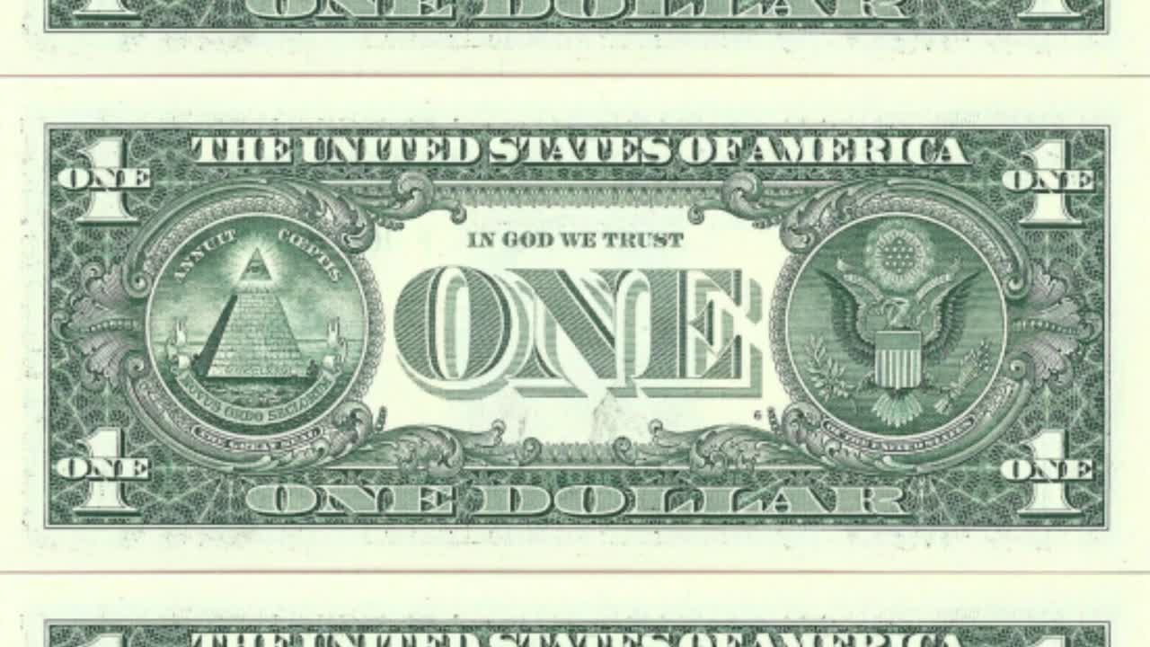 4K印刷的美元钞票翻了一遍。详细的近距离滑动镜头的背面一美元。放大从纸币对开本股票视频。视频下载