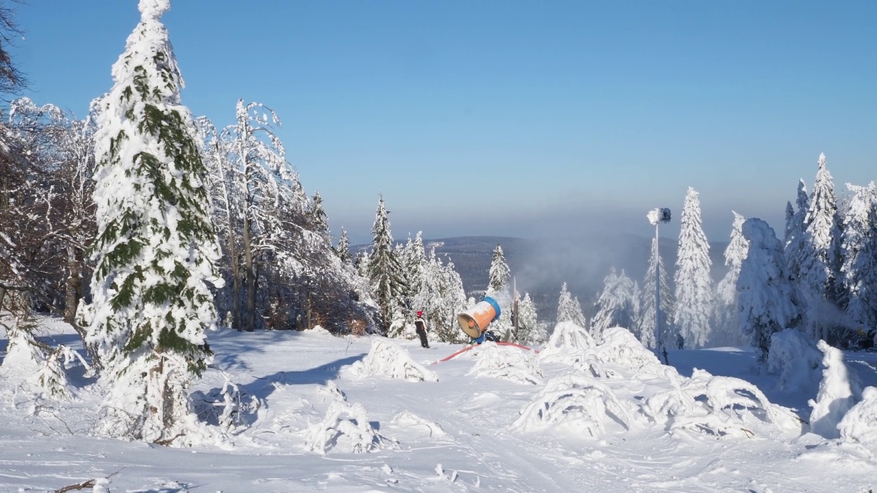 用雪炮在斜坡上造雪。冬天的景色视频素材