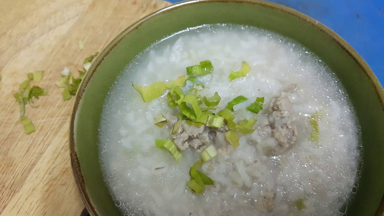 长柄勺与软煮米饭或米粥的镜头视频下载