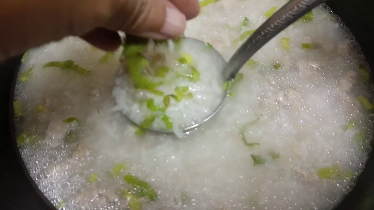 煮软煮米或米粥的镜头视频下载