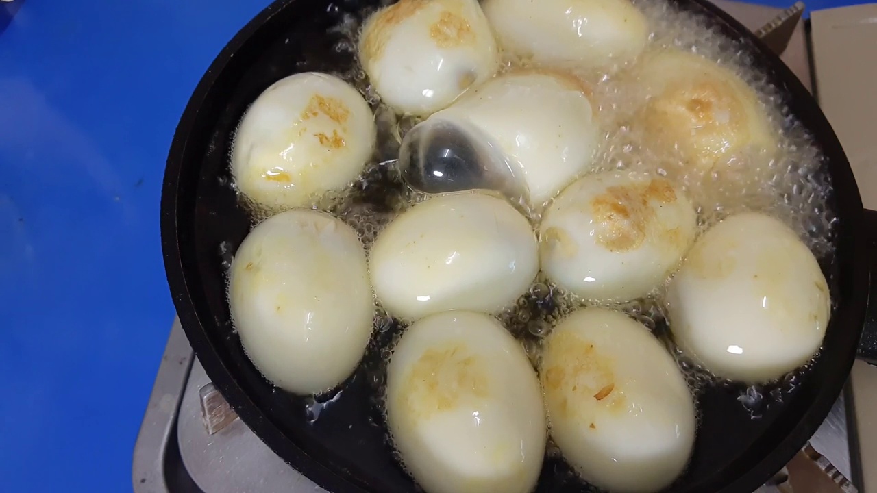 在平底锅里煎煮鸡蛋的镜头视频素材