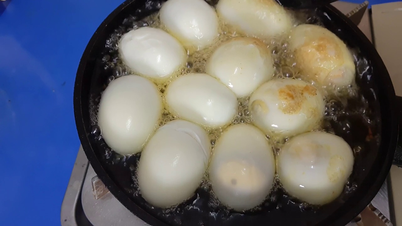 在平底锅里煎煮鸡蛋的镜头视频素材