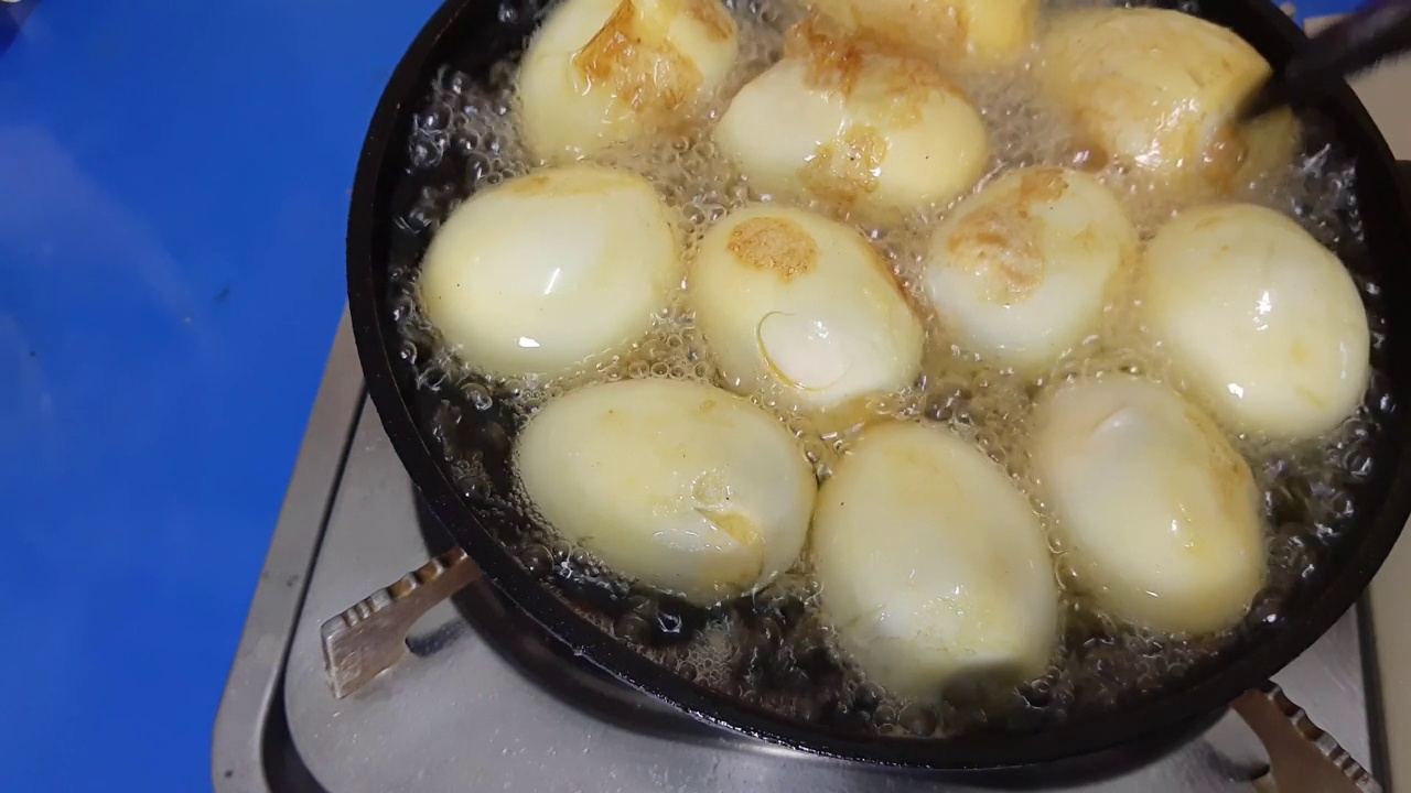 在平底锅里煎煮鸡蛋的镜头视频下载