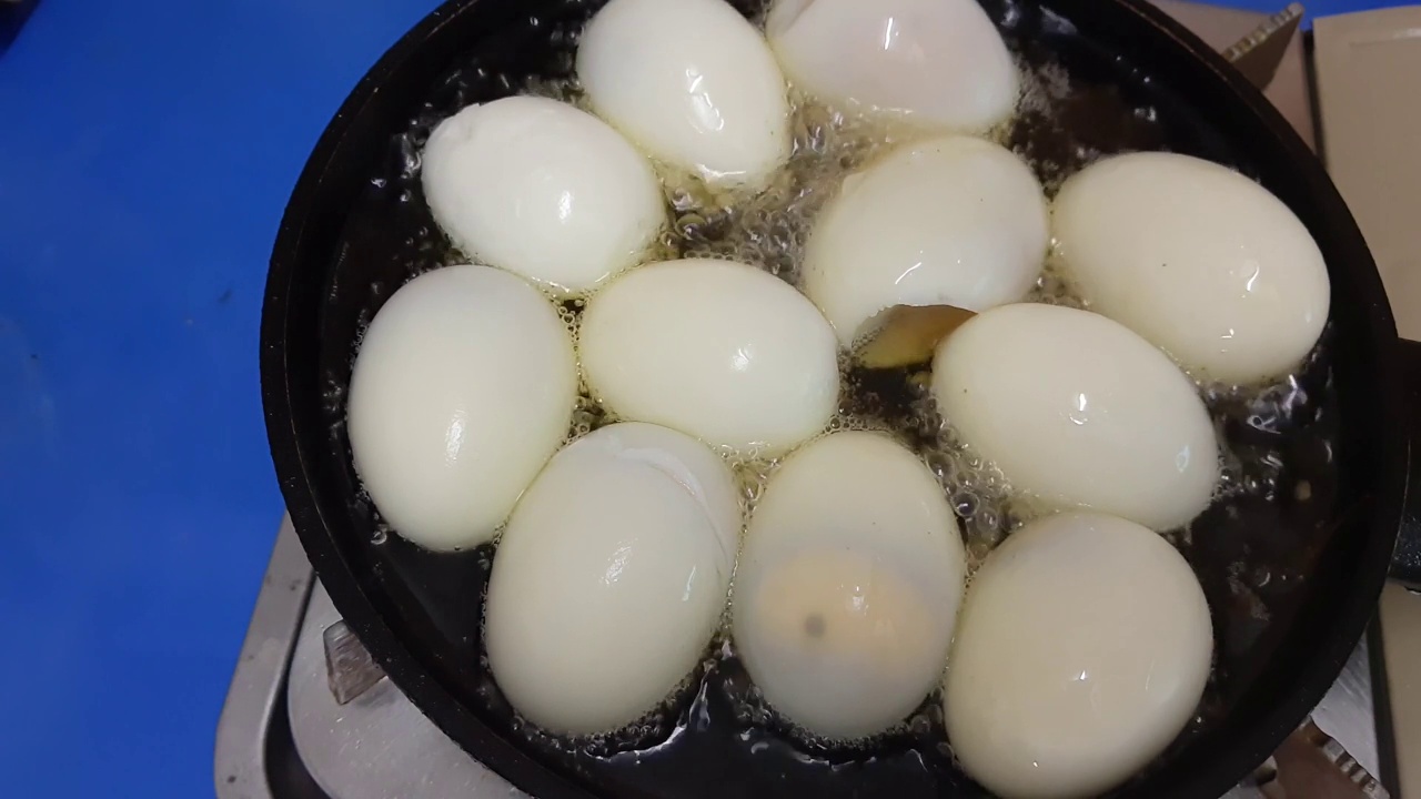 在平底锅里煎煮鸡蛋的镜头视频下载