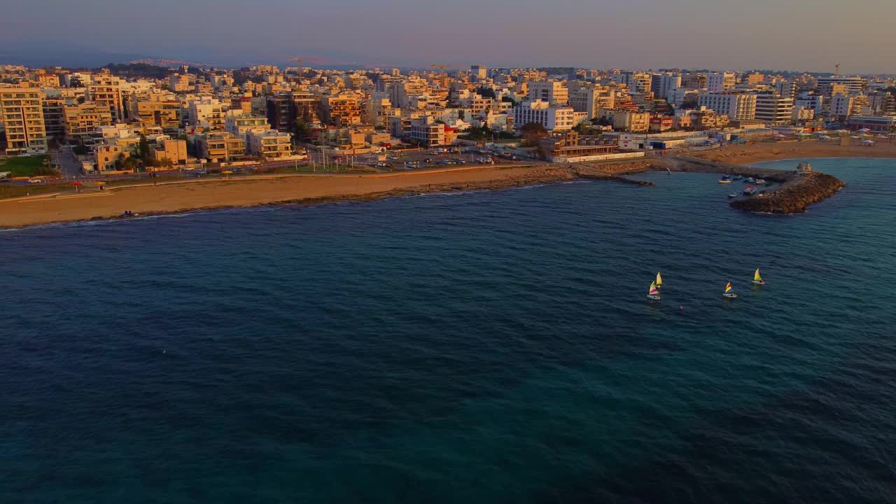 以色列北部城市纳哈里亚的全景鸟瞰图。视频下载