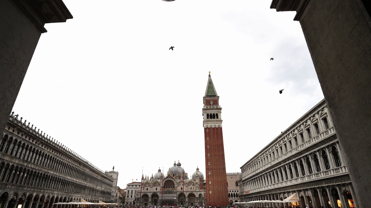 意大利，威尼斯，圣马可广场，透过拱门。圣马可广场，圣马可大教堂。视频素材