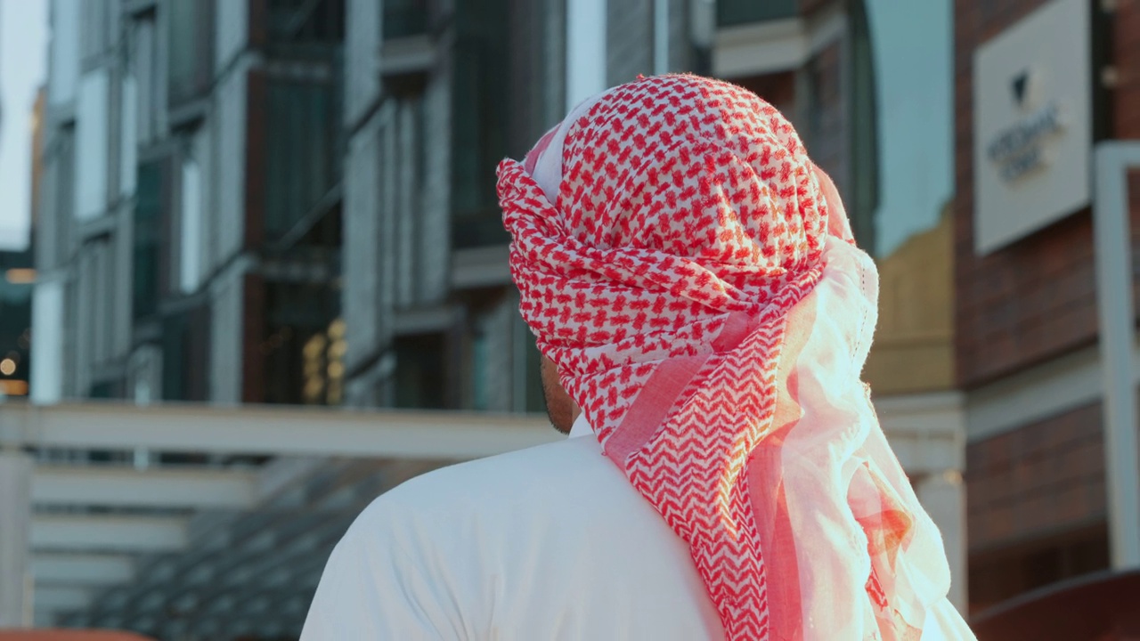 寻找，思考和阿拉伯人在城市的工作，旅游和机会在迪拜。一个伊斯兰人站在小镇上的迷失、想法和脸，一个假期的决定、方向或探索视频下载