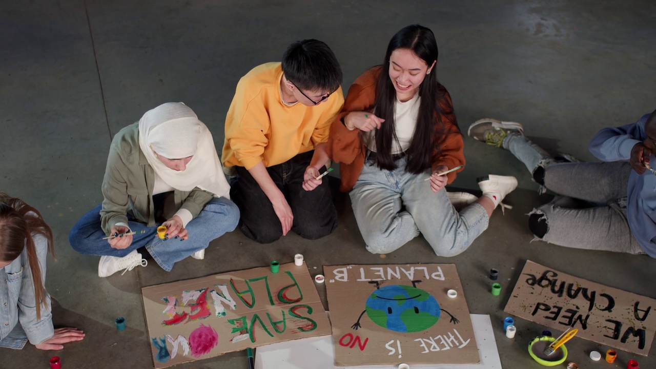 一群年轻人画海报抗议环境污染视频素材