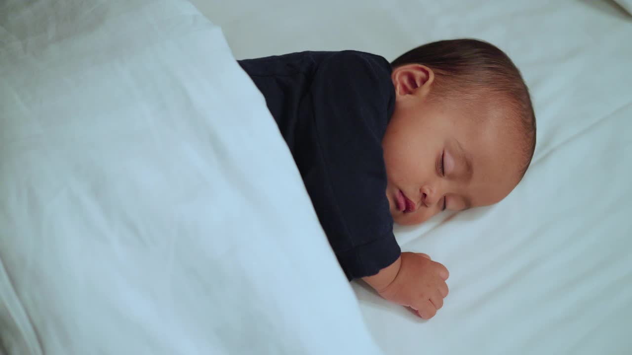 婴儿睡在床上视频下载