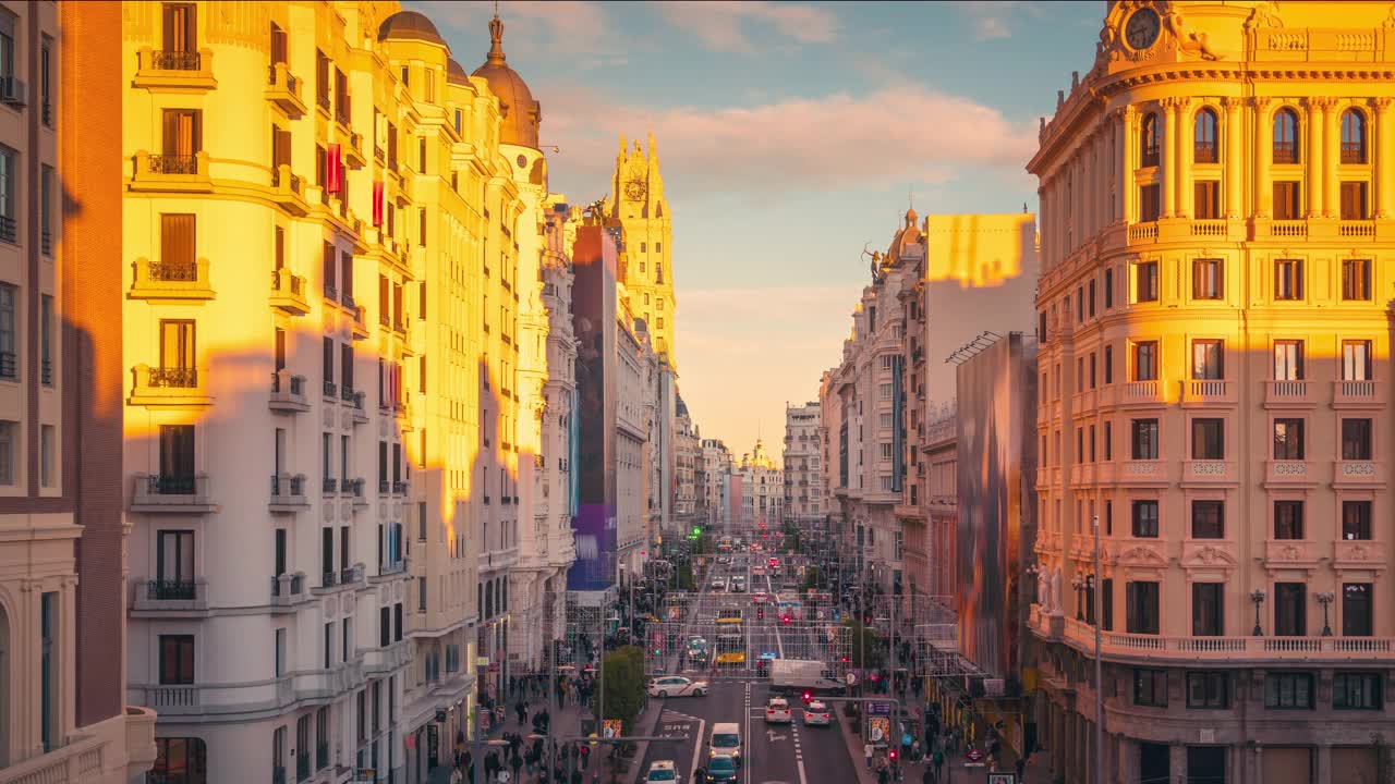 西班牙马德里的Gran Via街的昼夜时间变化。日落时分主要街道上的人群和交通视频下载